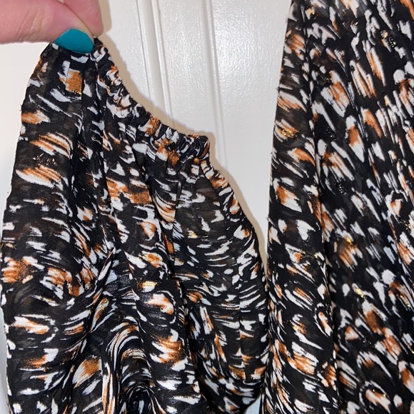 NWT. Express Blouse. Size Small. Tie In Front & Raunched Waist For Slimming Fit. - Picture 4 of 8